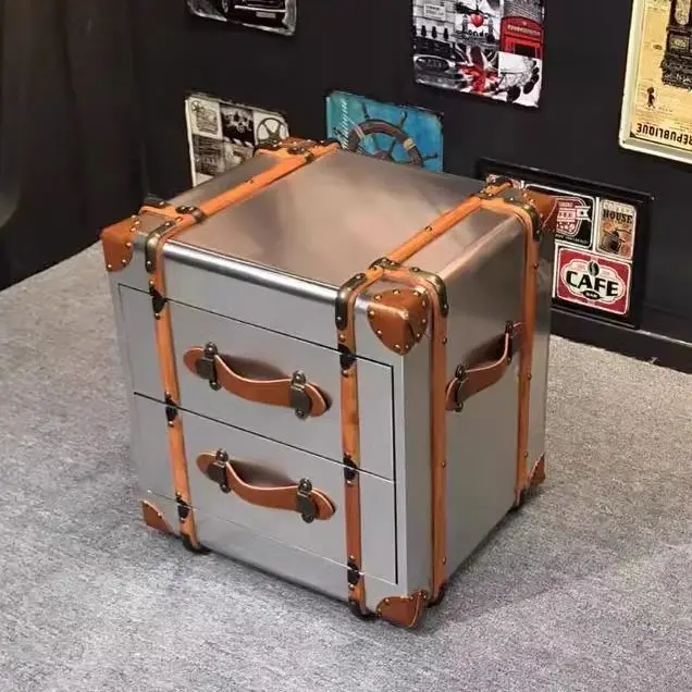 طاولة بجانب السرير مصنوعة من جلد الألومنيوم الإبداعي على شكل صندوق من الروطان في العصور الوسطى