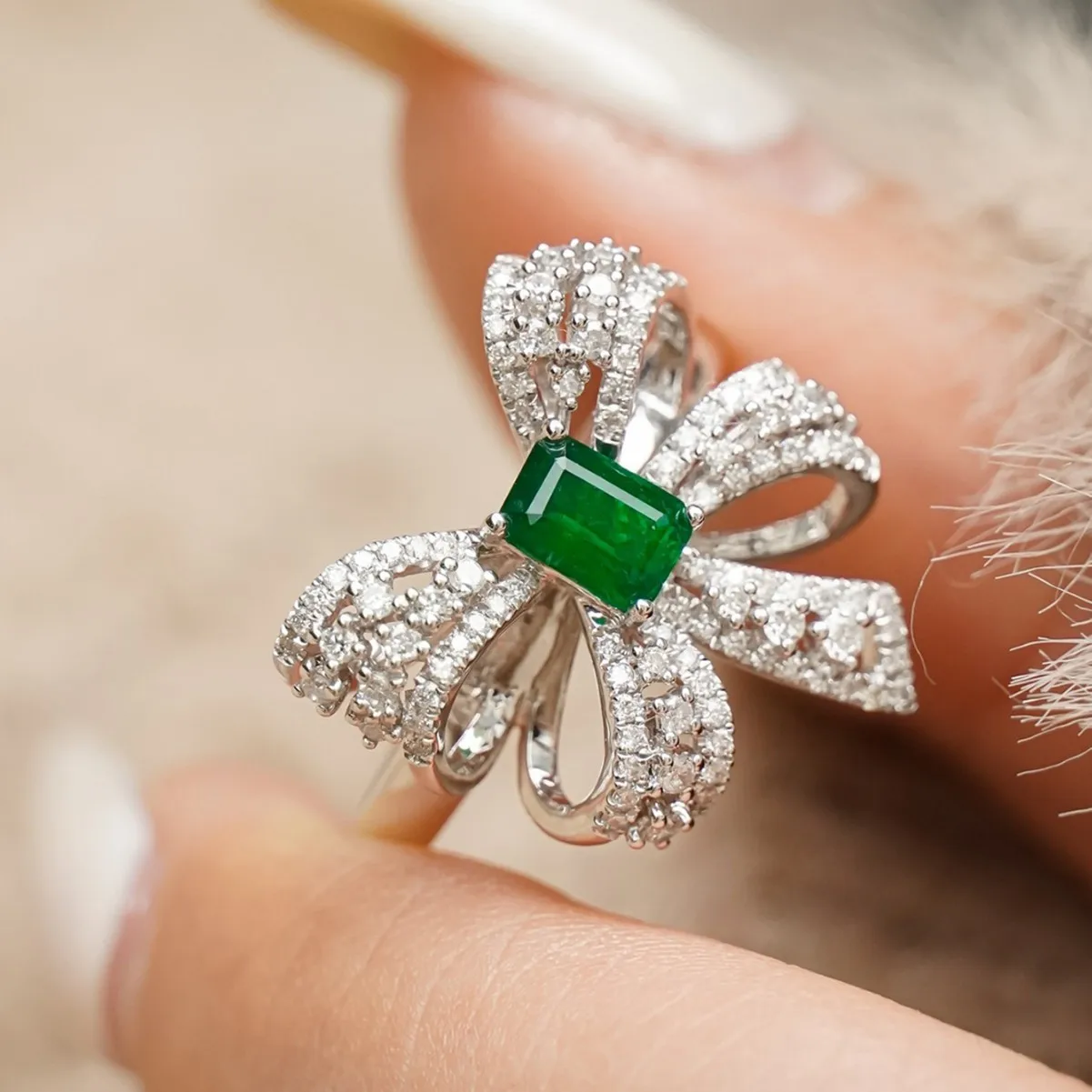 

Luxury 925 Silver Swat Emerald Full Diamond Bowknot Art Rings for Women 18K White Gold Color Timeless Cocktail Band High Jewelry
