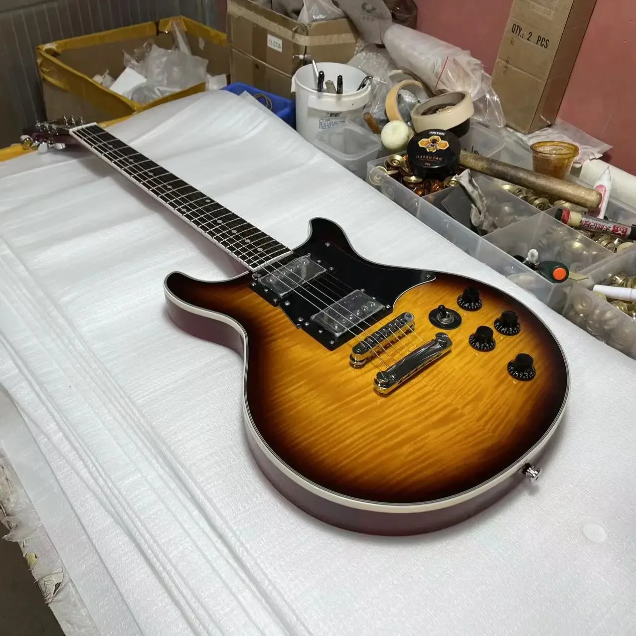 

Electric Guitar, Vintage Sunburst Color, Rosewood Fingerboard, Tune-O-Matic Bridge, 6 Strings Guitarra