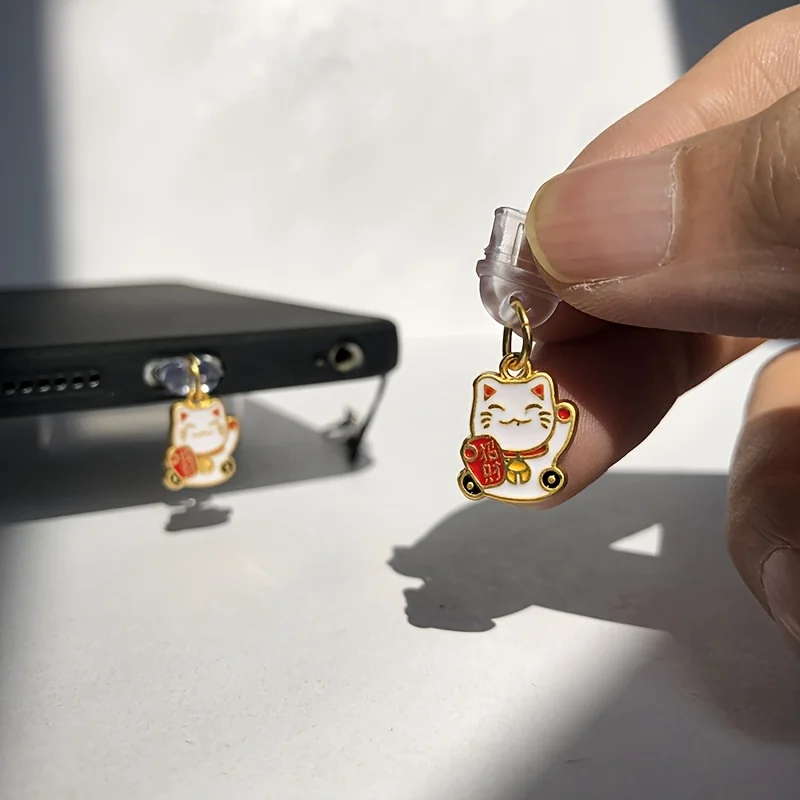 1 Buah Mini Lucky Cat Penutup Debu Ponsel Dekorasi Pencegah Debu Liontin Penutup Port Pengisian Daya untuk iPhone/Type-C/Android