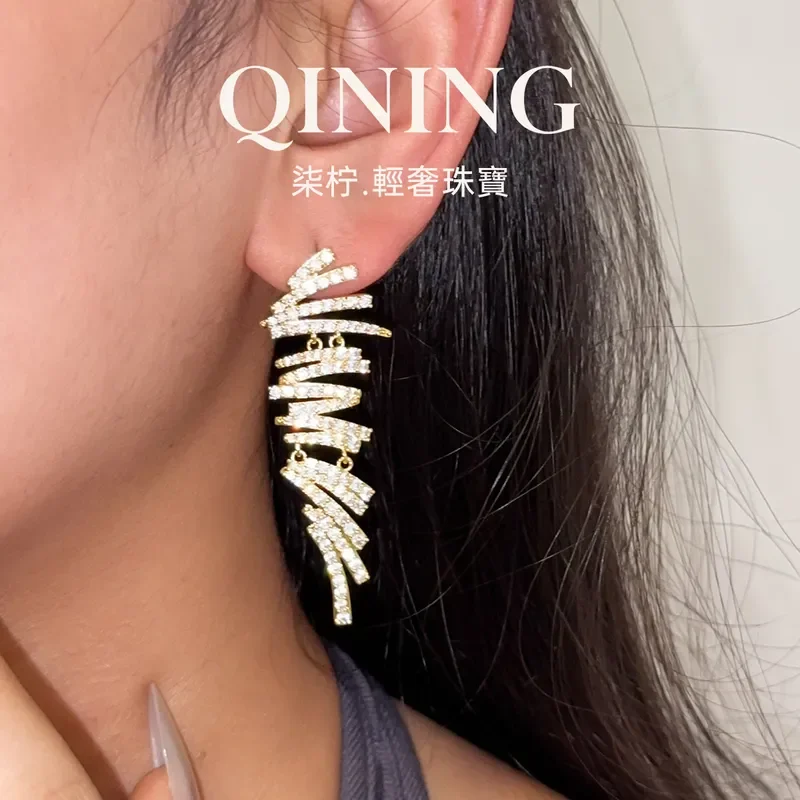 Roman broken light wing earrings light luxury niche artistic stud earrings retro extravagant dinner party atmosphere earrings