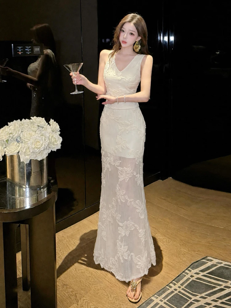 

Elegant Gentle High Waist Slim Fit V-Neck Embroidered Tank Top And Skirt Two-Piece Set Fashionable Summer Outfit for Women