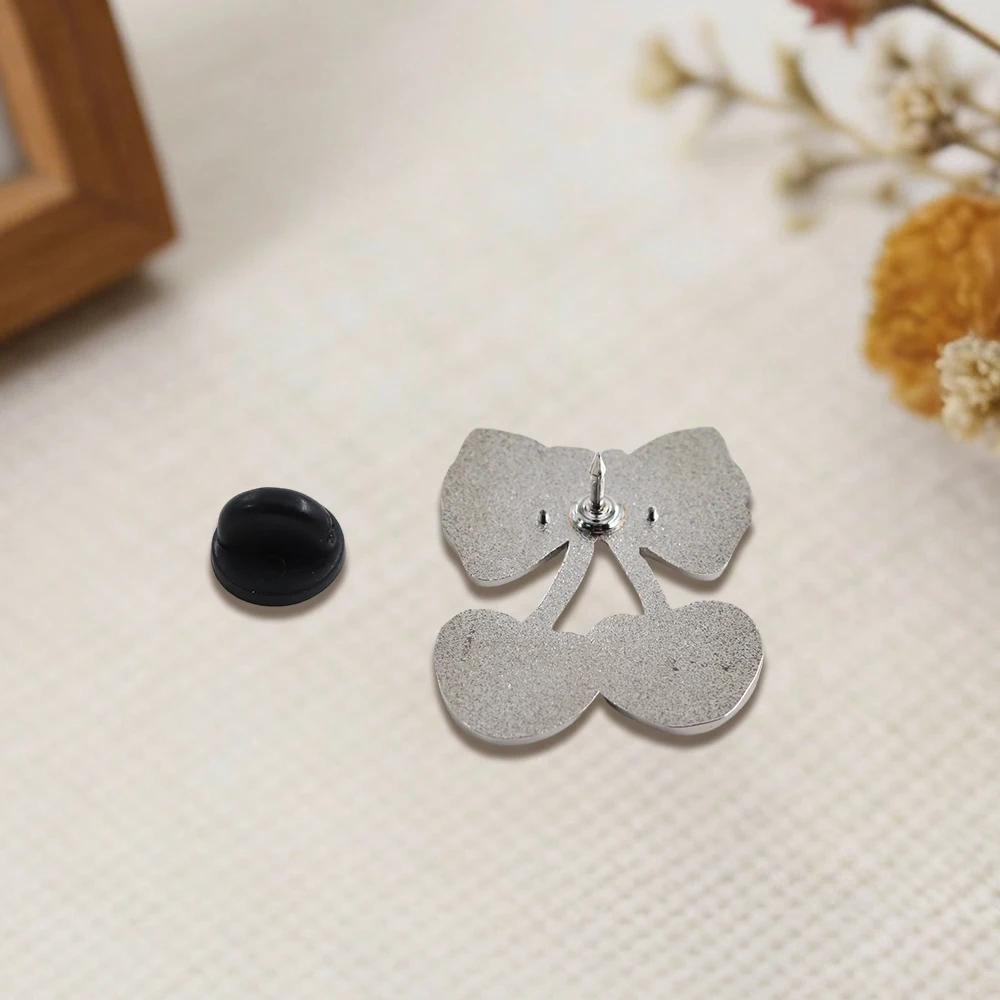 Niedliche karierte Kirschschleife Emaille-Brosche, rosa herzförmiges süßes Frucht-Abzeichen, Kawaii-Modeaccessoire, Valentinstagsgeschenk – Detail 13