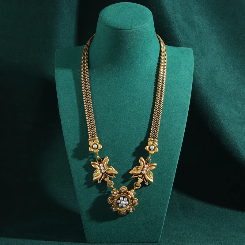 خمر الذهب اللون فراشة قلادة المختنق اللؤلؤ قلادة الكوبية سلسلة امرأة فاخرة مصمم مجوهرات عالية الجودة 2025