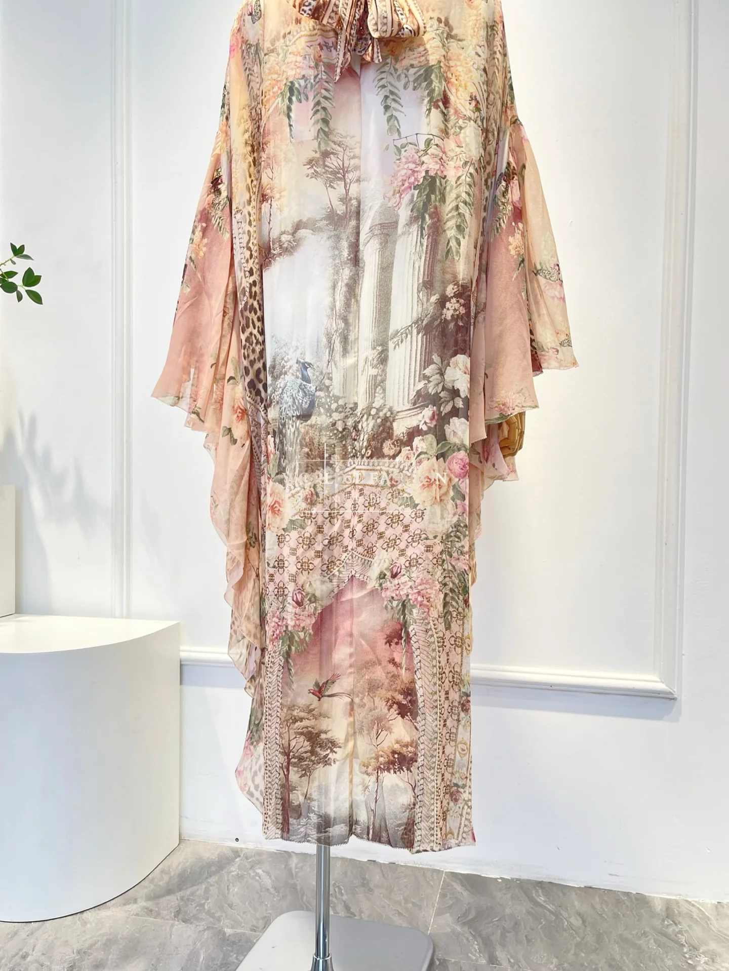 فستان متوسط الطول بأكمام طويلة وطبعة زهور وردية أنيقة جديدة لعام 2025 للنساء