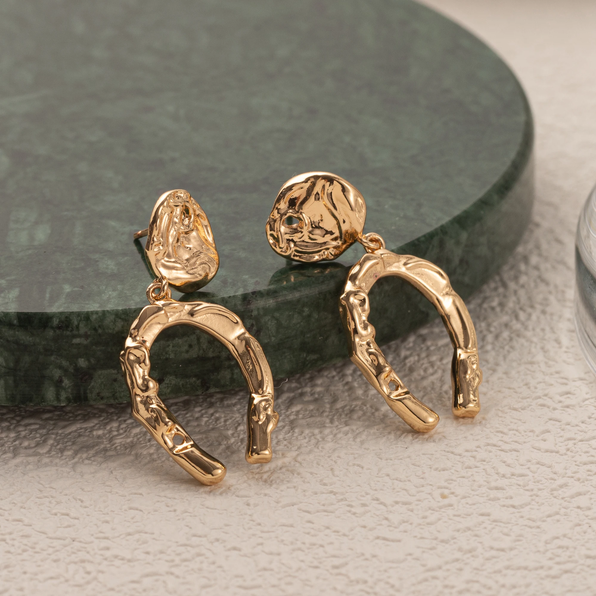 

Irregular circle horseshoe earrings INS design with zircon gold electroplating 18K gold color retention