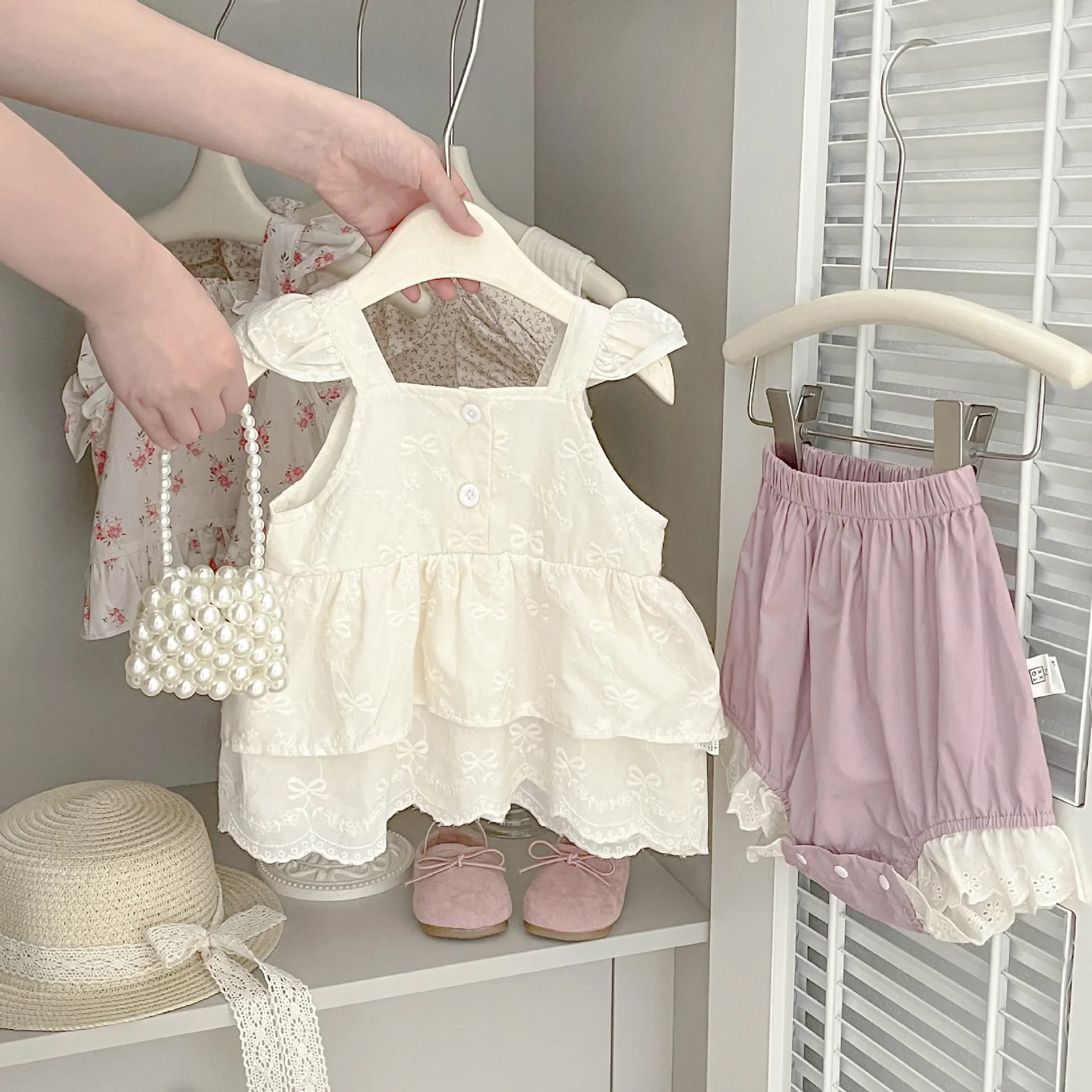 

Baby Summer Set 2025 New Fashionable and Stylish Little Girl Flying Sleeve Top Bag Butt Shorts Split Two Piece Set