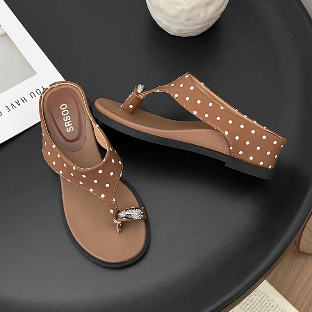 Chanclas de Tacón Cuña para Mujer con Lunares, Punta de Dedo y Adorno Metálico, 3 Colores (Blanco, Negro, Marrón). Ideales para el Verano, la Playa y Paseos, Cómodas y Versátiles, Perfectas con Vestidos, Pantalones y F