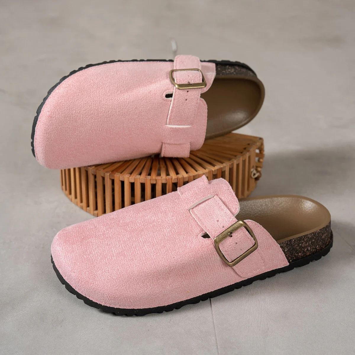 Damen Wildleder Clog Mule Pantoletten mit Verstellbarer Schnalle, Geschlossener Zehenpartie, Rückenfreie Flache Schuhe für Innen und Außen, Freizeit-Schuhe – Detail 14