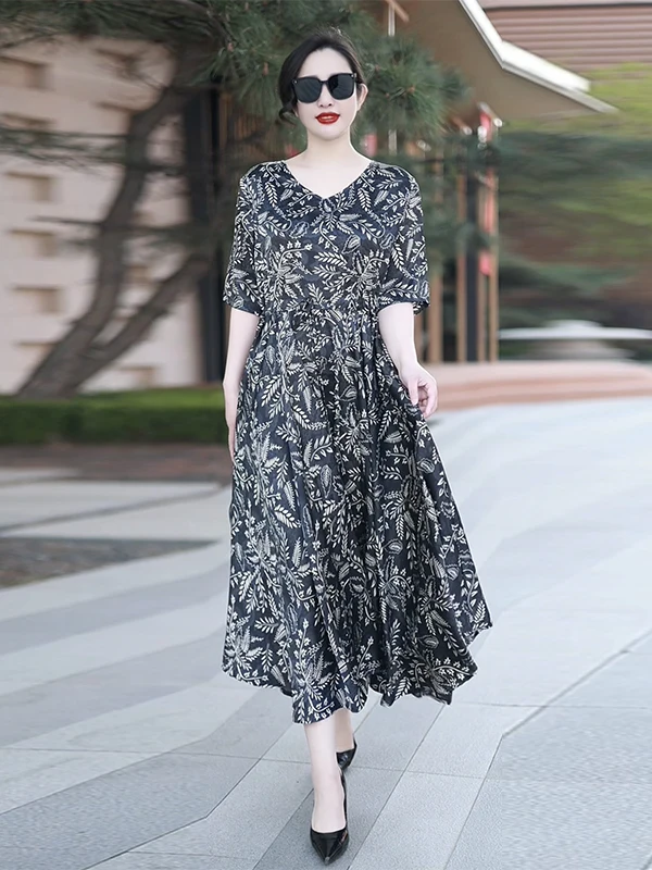 Długa jedwabna spódnica wyszczuplająca talię, fason A-line z wysokim stanem, dekolt w serek, dla kobiet w wieku 40-49 lat, letnia moda.