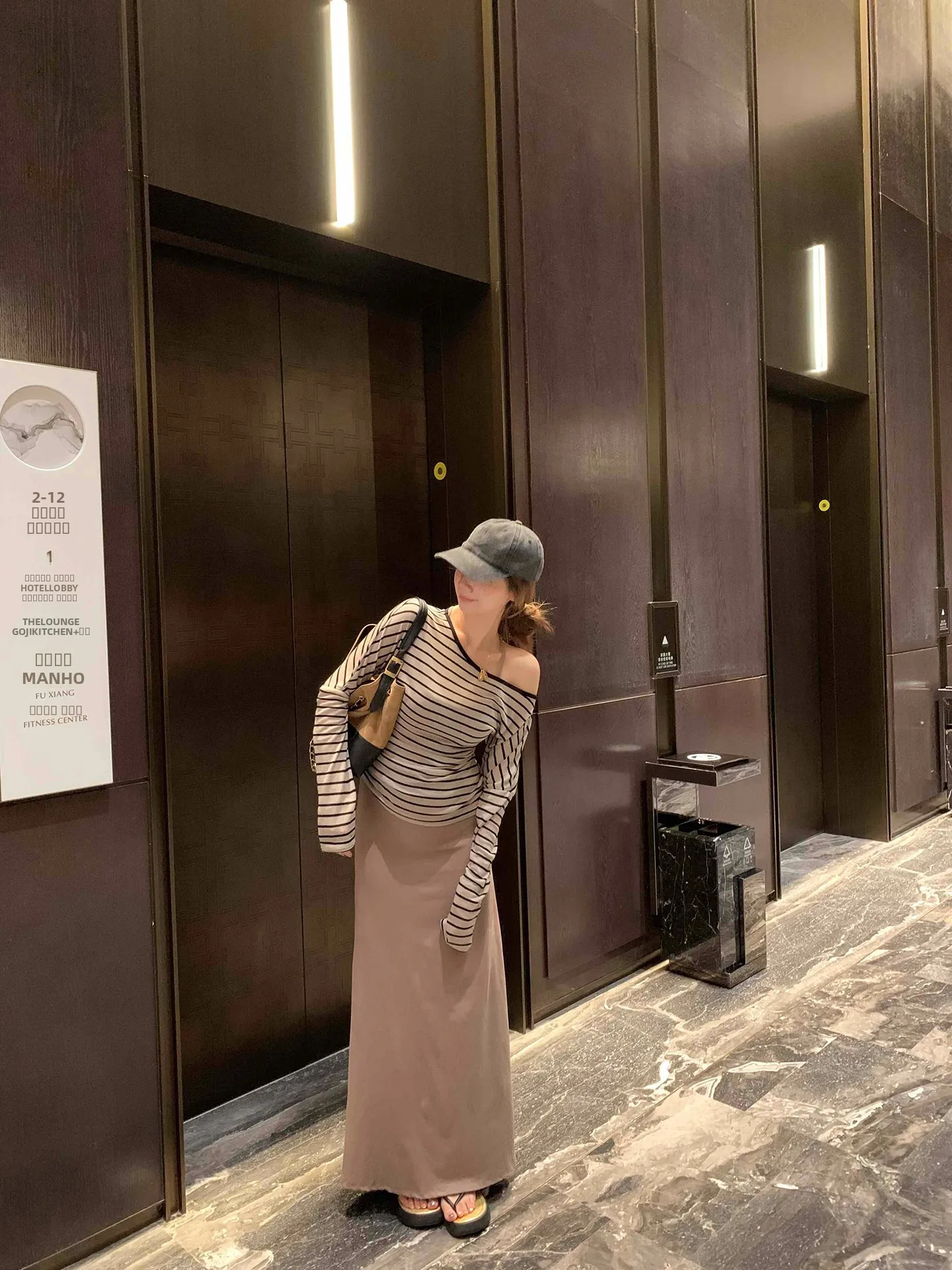 

Комплект из топа и юбки Wu Daxiao Sunset Beach Lazy Style с открытыми плечами и полосками, женский модный осенний наряд