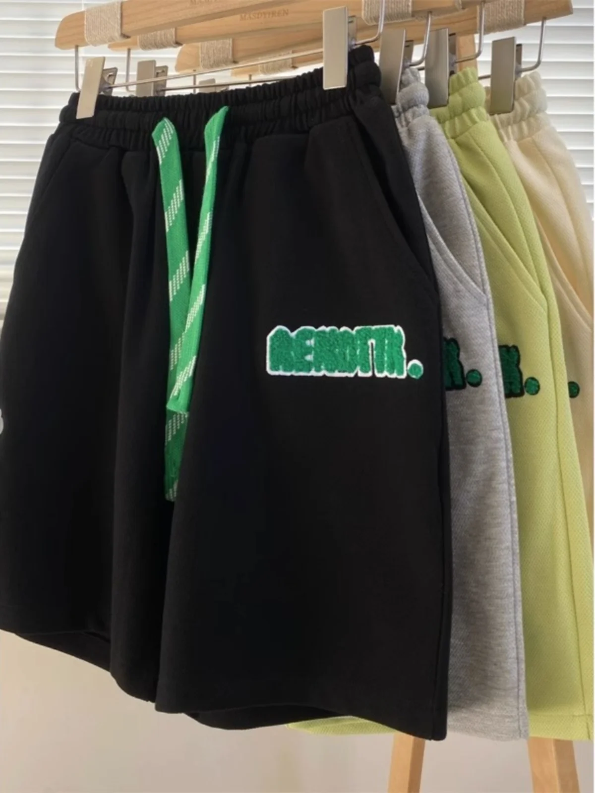 

Шорты спортивные унисекс больших размеров (до 136 кг), летние, модные, в уличном стиле, свободные, повседневные, с завязками, длиной до колена