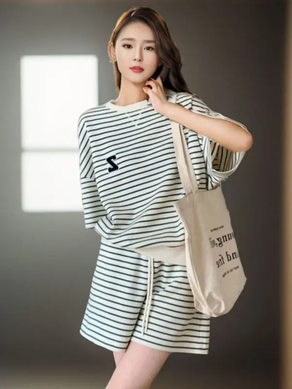 

Летний спортивный комплект для женщин: повседневный свободный костюм из двух предметов с полосатыми шортами и футболкой с коротким рукавом в корейском стиле, молодежный, из хлопка