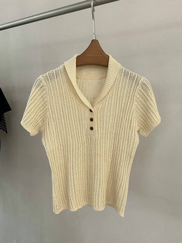 

Вязаная рубашка с коротким рукавом, отложным воротником и дизайном с тремя пуговицами для женщин, V-образный вырез, стандартный крой, весенняя мода