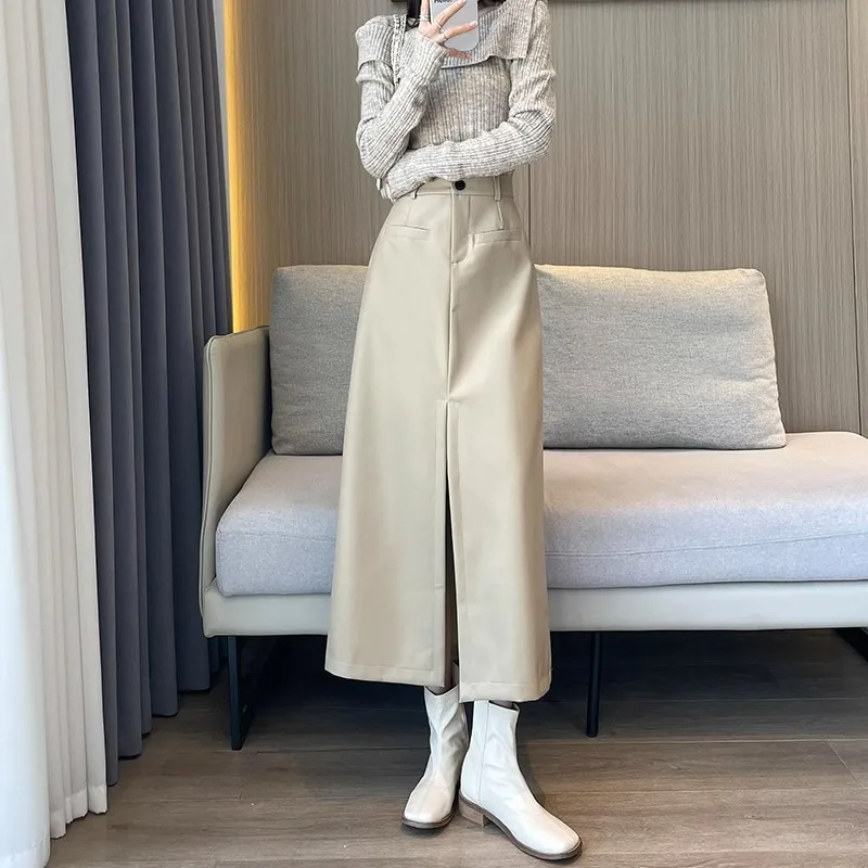 ブラックPUレザースカート レディース 秋冬 2025 新作 ミディアム丈 ハイウエスト スリミング スリット入り ヒップ ワンステップスカート