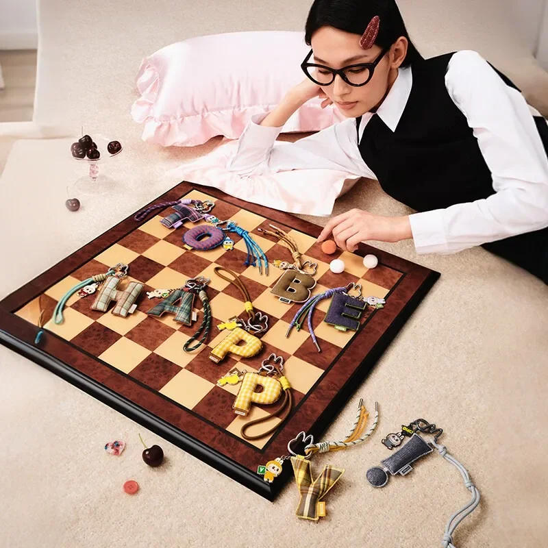 

100% оригинал POP MART LABUBU Labubu сердце код серия кулон с буквами слепая коробка ремешок для мобильного телефона брелки серии подарки