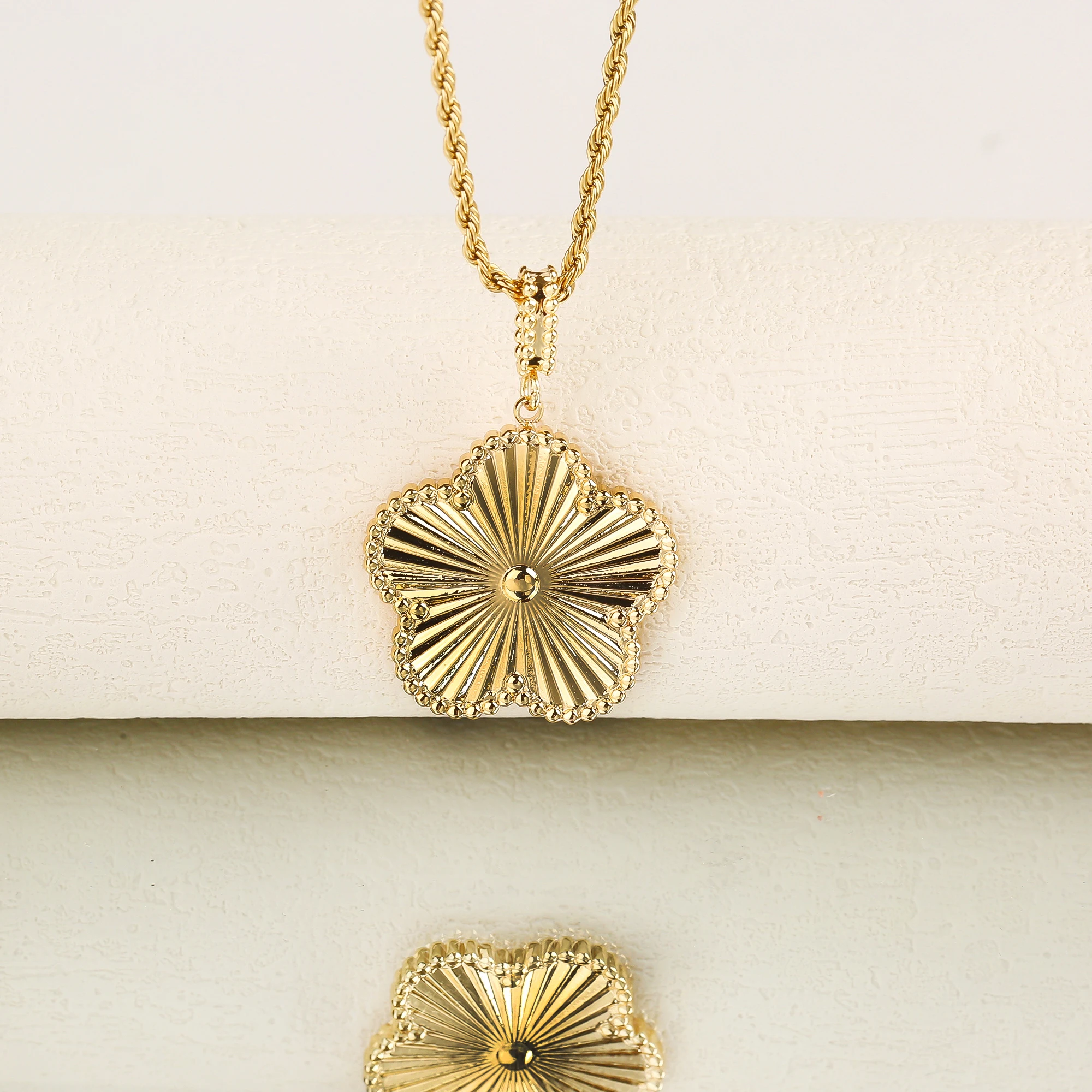 Metal Laser Stainless Steel Botanical Five Leaf Flower Pendant Necklace for Man Woman Classic Party Jewelry Accessory Clover
