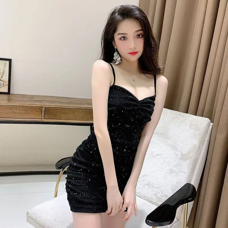 Sukienka typu bodycon z dekoltem w serek, bez rękawów, idealna na każdą porę roku, odzież damska.