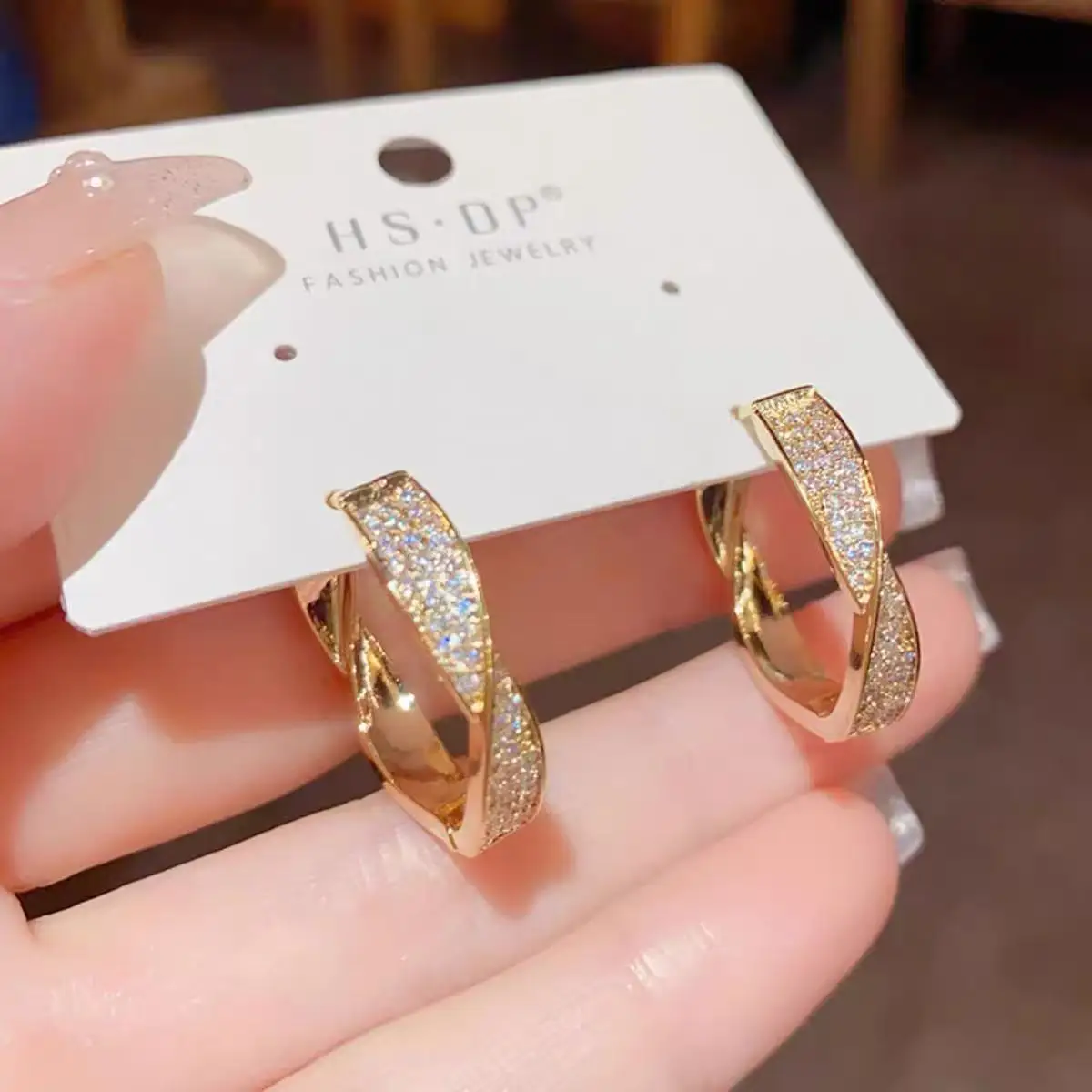 Ear hoop zirconia - Exaggerated and unique design. Simple and versatile ear hoop. Elegant and grand.
