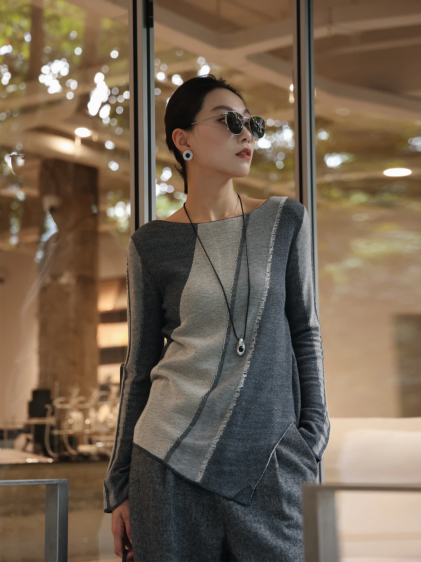 

Асимметричный вязаный свитер с контрастными вставками для женщин, весенний дизайн, стройнящий силуэт, разноцветный, с нерегулярным кроем