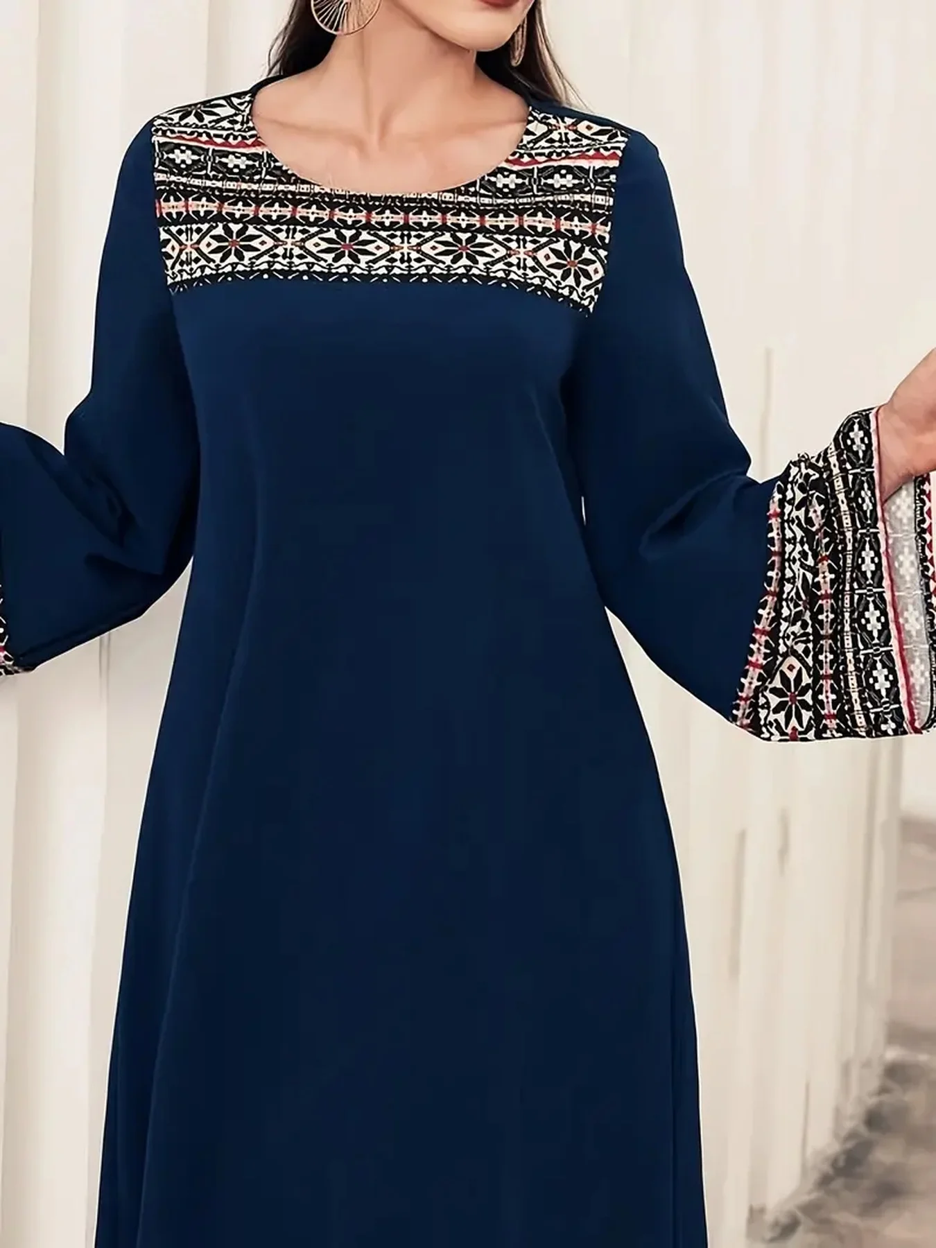 Elegantes, lässiges Retro-Kleid mit geometrischem Muster, Rundhalsausschnitt, langen Ärmeln, lockere Passform, Maxirock, ideal für Frühling und Sommer. – Detail 6