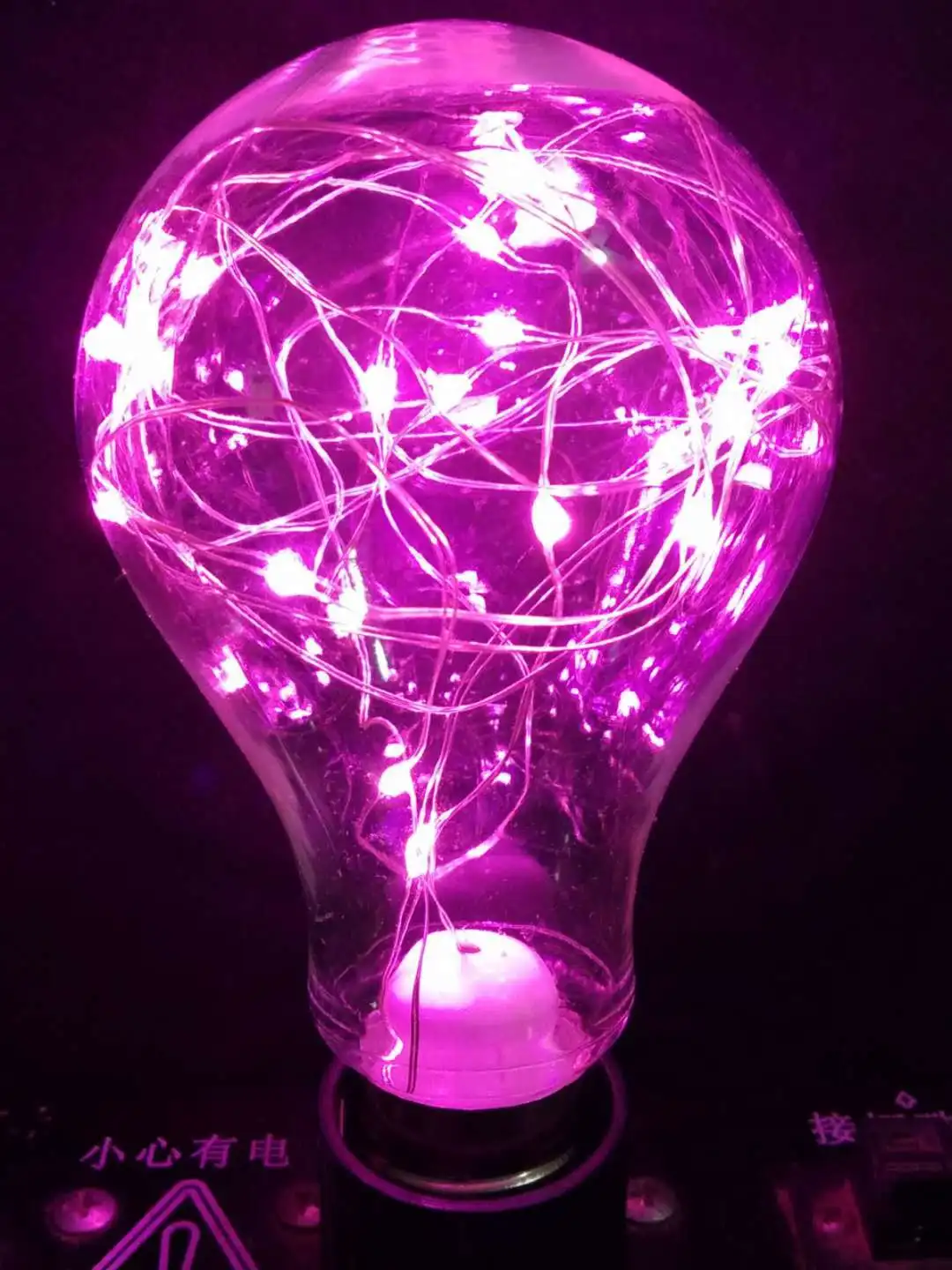 E27 60W คริสต์มาสสร้างสรรค์ทองแดงลวดพลาสติกหลอดไฟเทศกาลตกแต่งบาร์ที่มีสีสัน RGB ตกแต่งแสงสีสัน