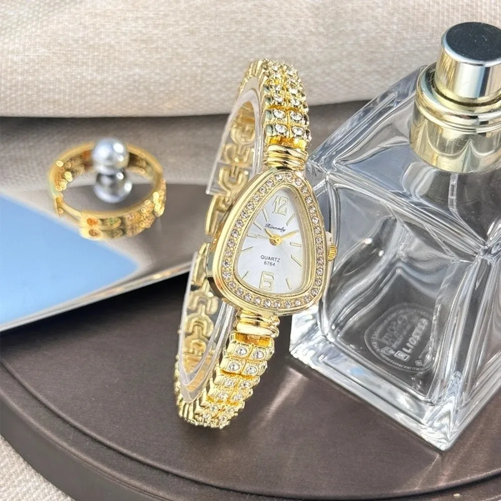 

Женские роскошные часы с бриллиантовым паве, кварцевые, с корпусом из сплава, в виде змеиной головы, со шкалой и бриллиантовым паве, с узором «Солнечные полосы»