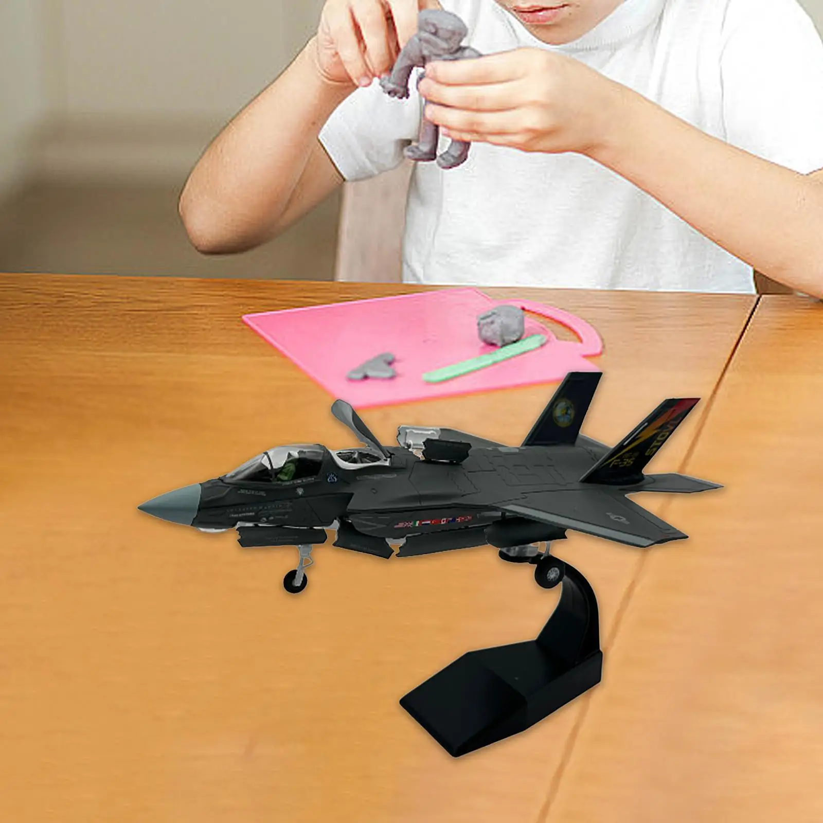 

Масштабная модель истребителя F-35 B (1:72) – коллекционный предмет, модель для декора стола, бара, полки, офиса, подарок на день рождения