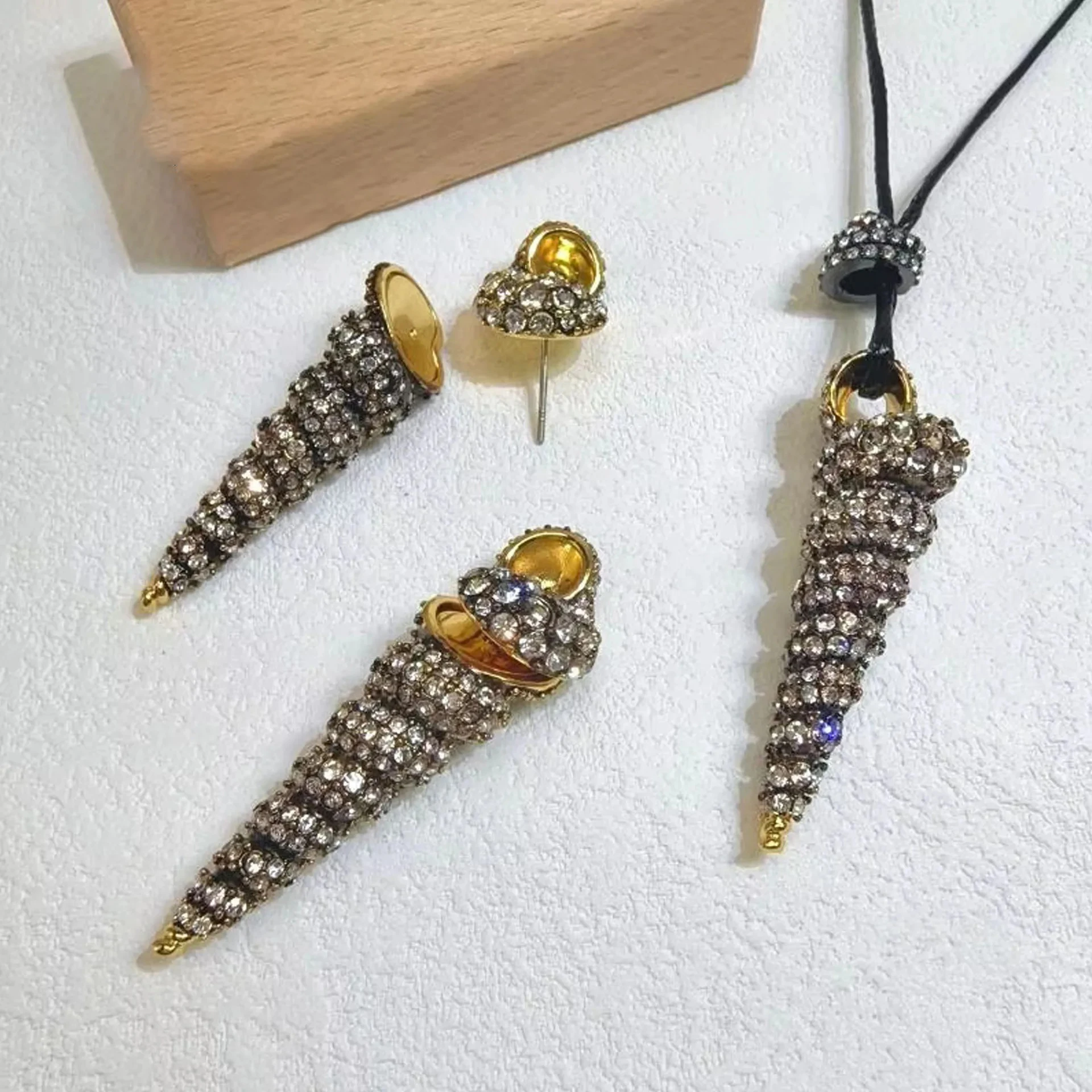 

2025 exquisite luxury luxury spiral band geometric crystal geometric crystal necklace earrings high quality stainless steel earr