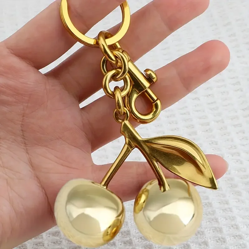 

Брелок-подвеска Golden Cherry - блестящий аксессуар для сумки из смолы и металла, элегантный подарок для женщин, украшение для сумочки или клатча