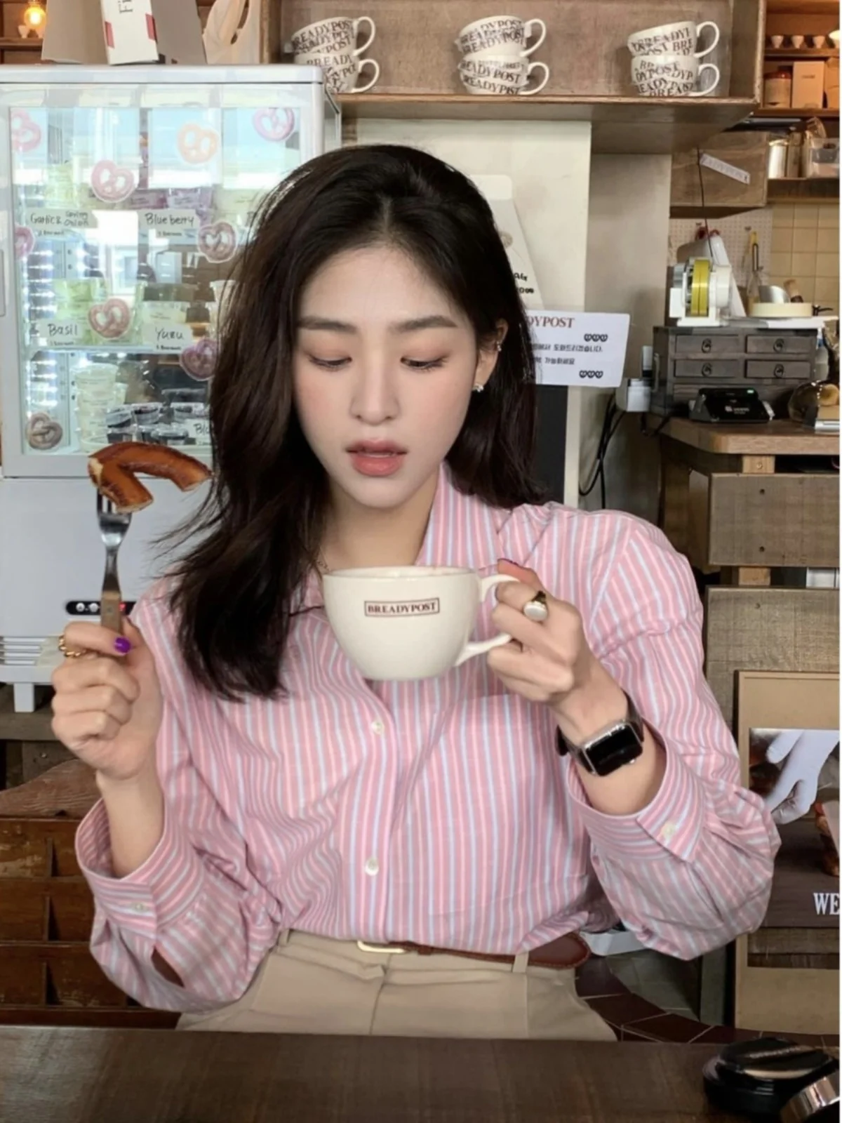 

Корейский дизайн, длинный женский топ в розовую полоску, ранняя весна, свободный крой, застежка на пуговицы, свободный крой