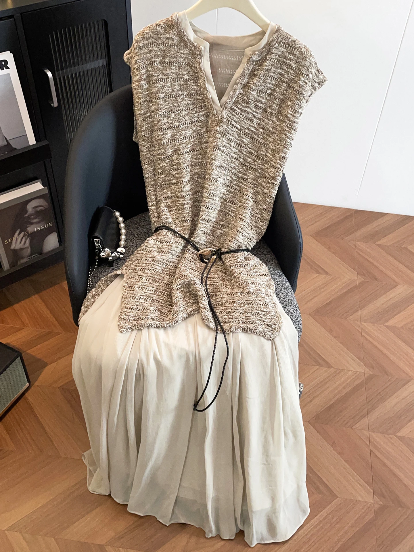 

Summer Long V-neck Vest Dress Waist-cinching French Style High-end Women's Fashion South Oil Elegant A-line Skirt Dress