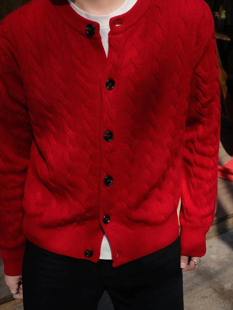 

Осенний мужской вязаный кардиган 2025 года: новый, красный, на пуговицах, с узором «косы», свободный крой, люксовый, винтажный, повседневный, деловой, теплый