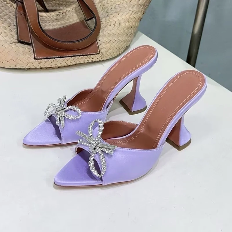 

Новые тапочки на каблуке с острым носком и открытым носком, женские атласные сандалии со стразами и декором, летние пикантные модельные туфли, туфли-лодочки