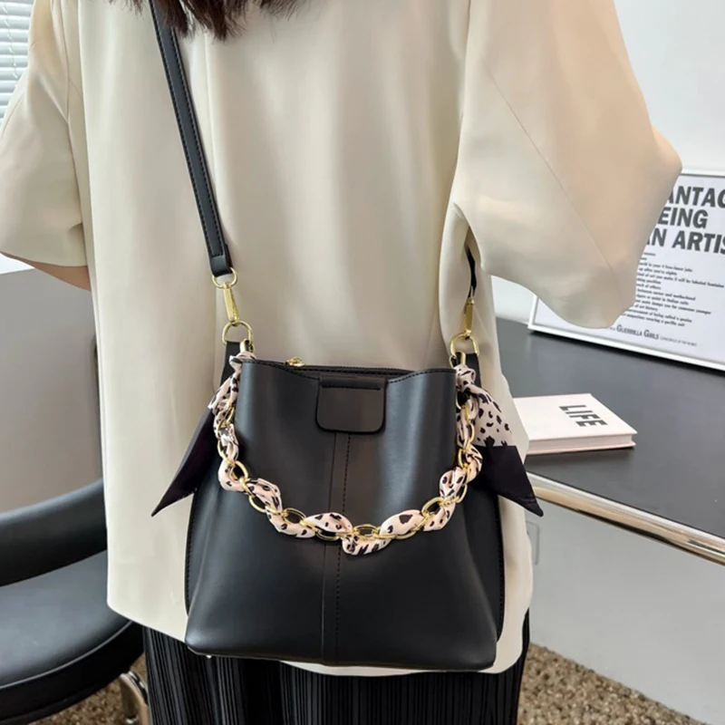 

Модная летняя женская сумка через плечо с усовершенствованной текстурой, маленькая ручная сумка-ведро с цепочкой, популярный нишевый стиль