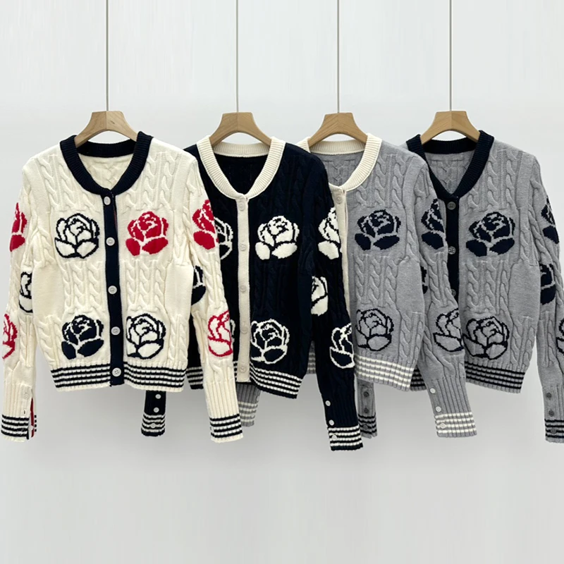 سترة متماسكة مطرزة بالزهور سترة نسائية لخريف وشتاء 2025 بأكمام طويلة ورقبة دائرية ملابس تريكو أنيقة