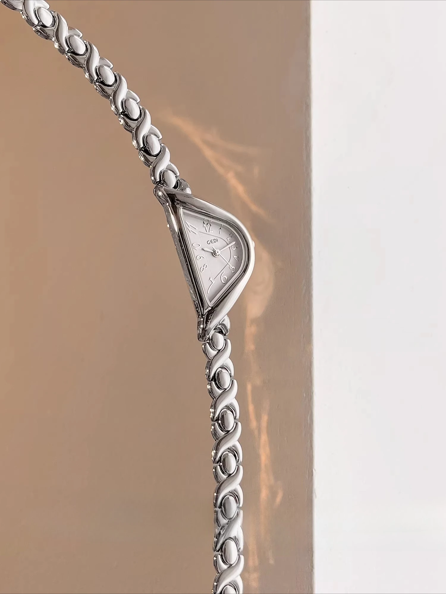 New Women'S Watch, Light Luxury Vintage Style, Half-Moon Dial, Bracelet-Style Watch With Metal Strap, High-End Timepiece.