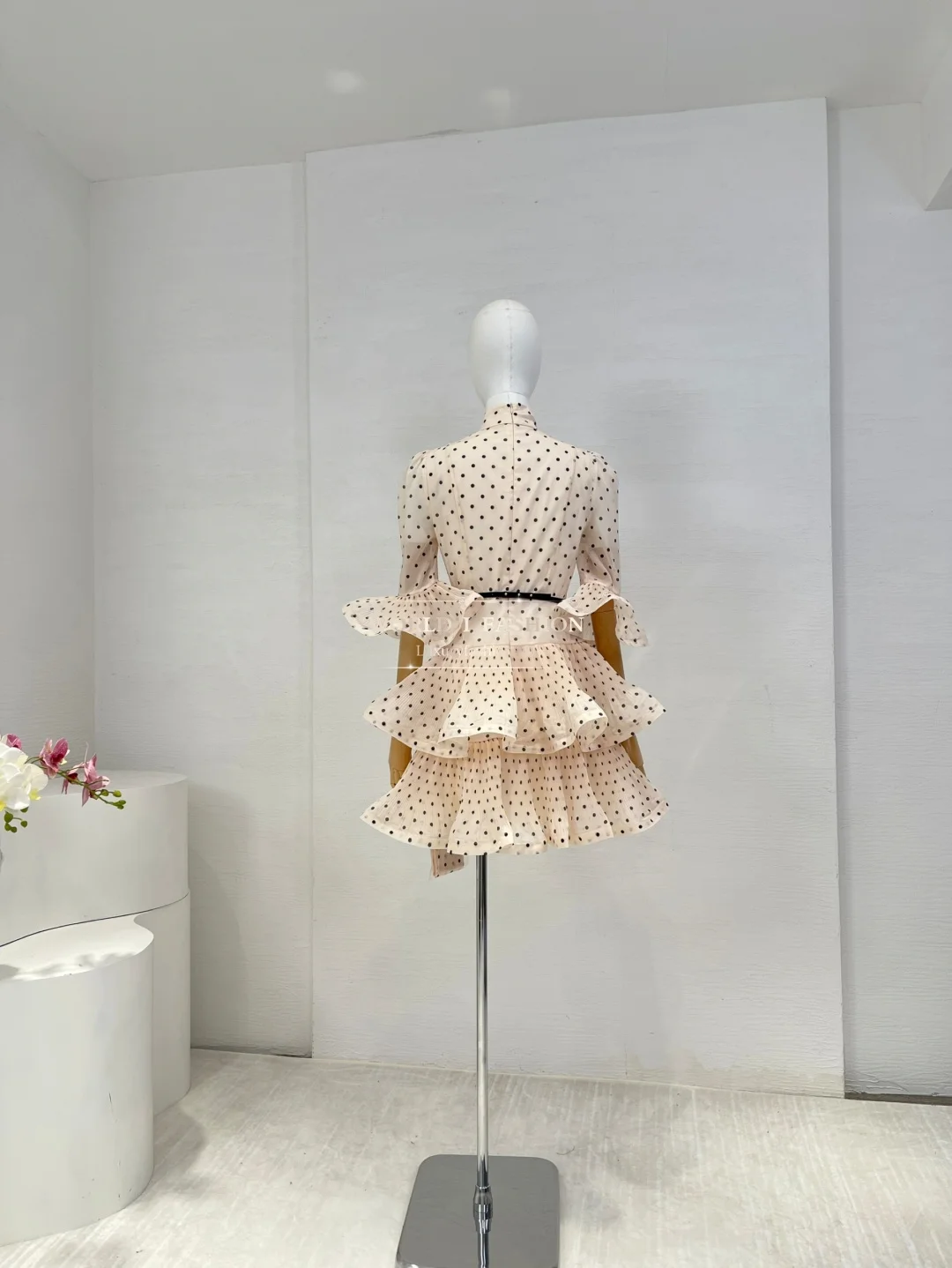 Mini abito con scollo a V a maniche lunghe con stampa floreale nera 2025 Nuovo design