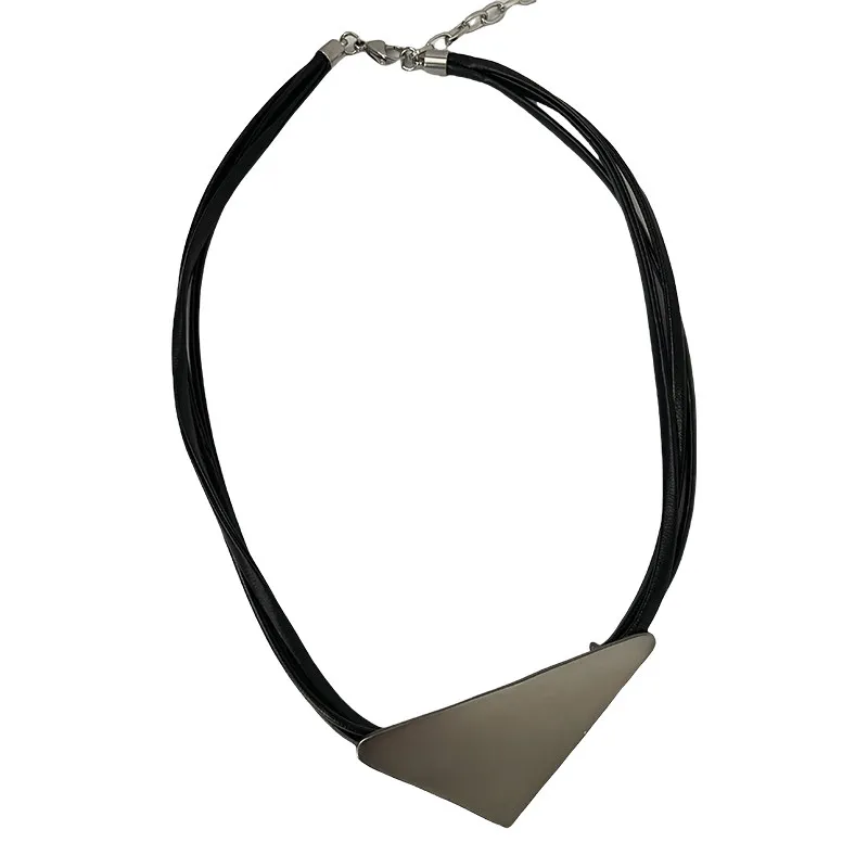 

Европейский и американский дизайн, черная кожаная веревка, треугольное ожерелье, модный темперамент, холодный ветер, высокая чувственная цепочка на шею