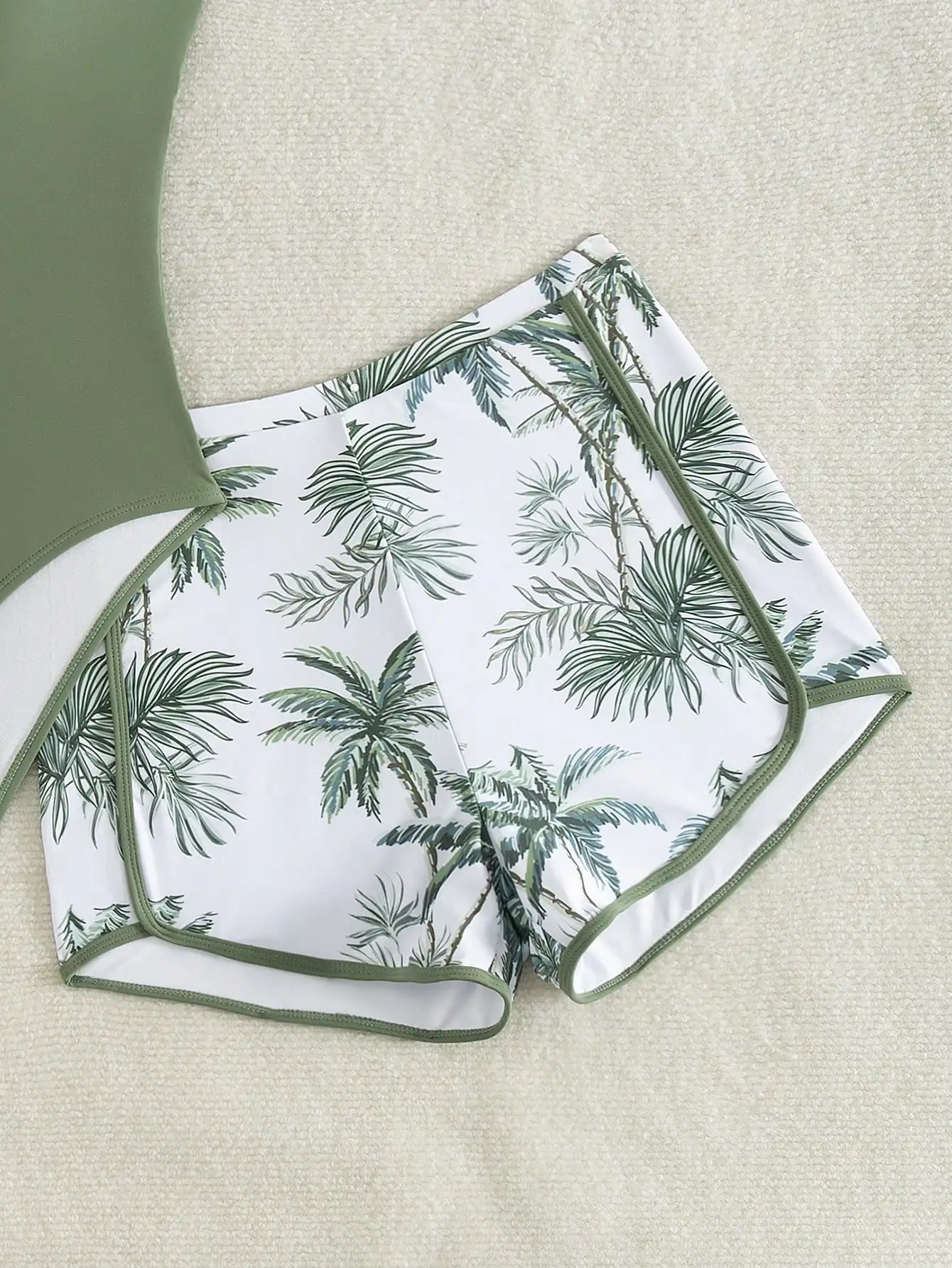 

Женский комплект: топ-танкини с вырезом на спине и шорты для плавания с тропическим принтом пальм