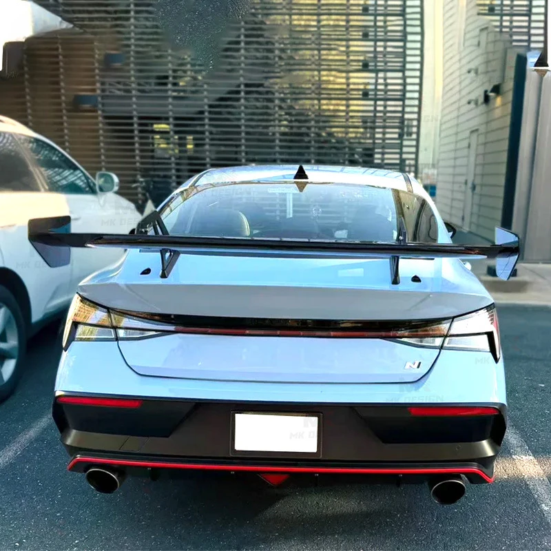 Suitable for modern Elantra sedans, this carbon fiber rear spoiler is a universal modification part
