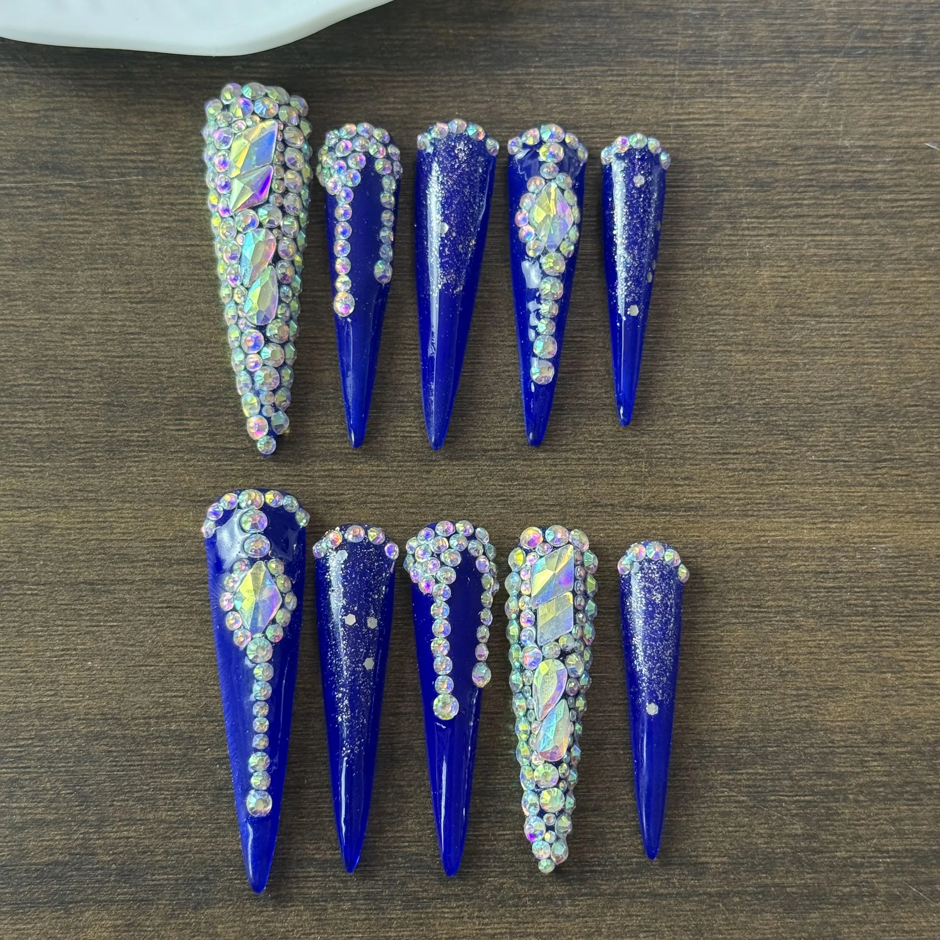10 buah kuku palsu buatan tangan gaya wanita dewasa kelas atas, biru retro Klein, berkilau dengan berlian di seluruh permukaan