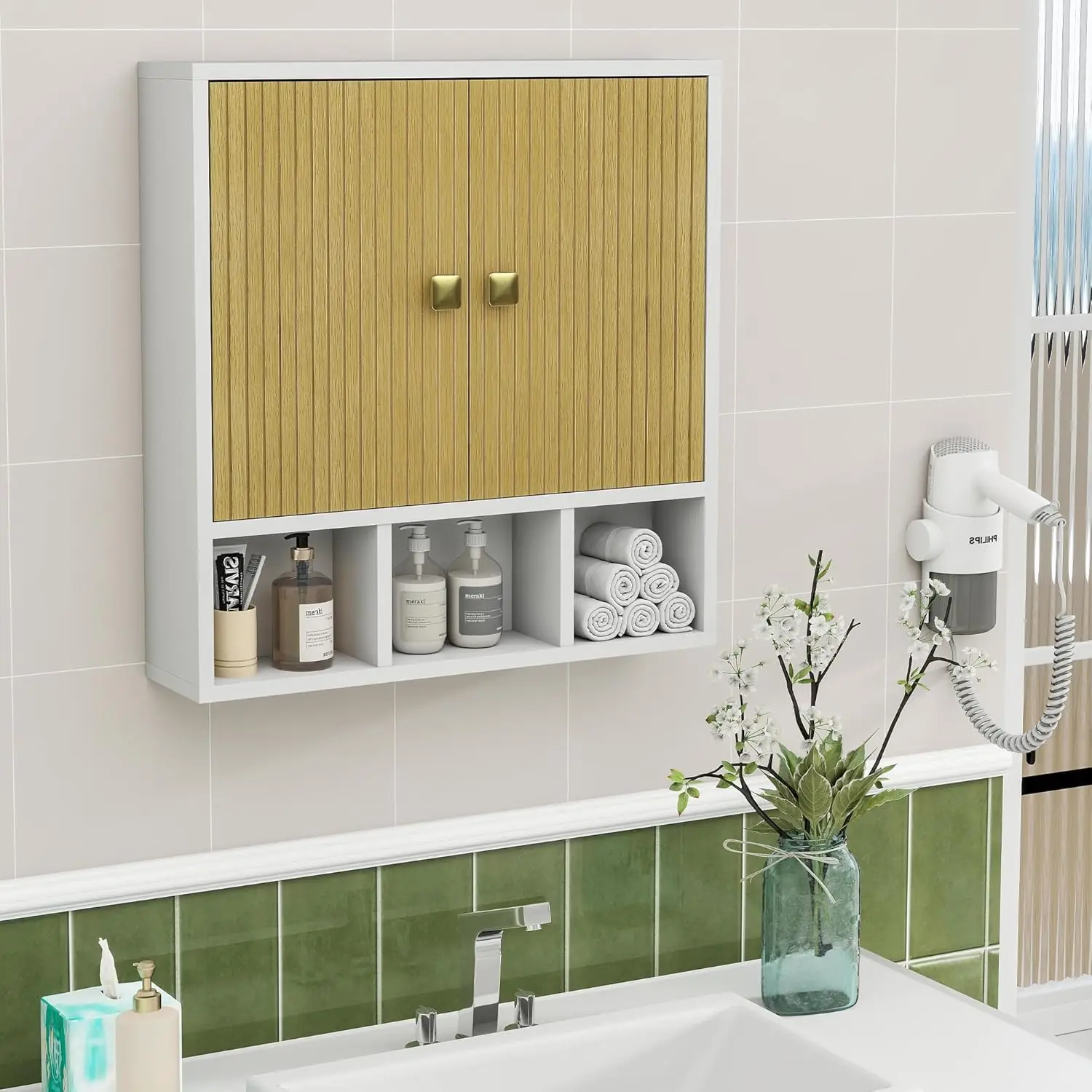 

Белый деревянный настенный шкаф для ванной комнаты с рифлеными дверцами, регулируемой полкой для хранения над унитазом