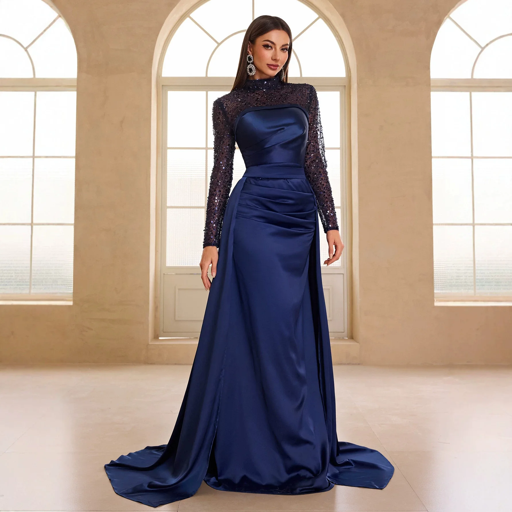 Abito lungo da donna in raso blu scuro con strascico, paillettes, maniche lunghe, collo alto e drappeggiato, ideale per gala, matrimoni o come abito da invitata.