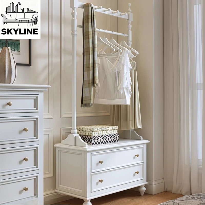 

Напольная вешалка для одежды из массива дерева, интегрированная в интерьер дома, с прикроватной тумбочкой и вешалкой для белья.