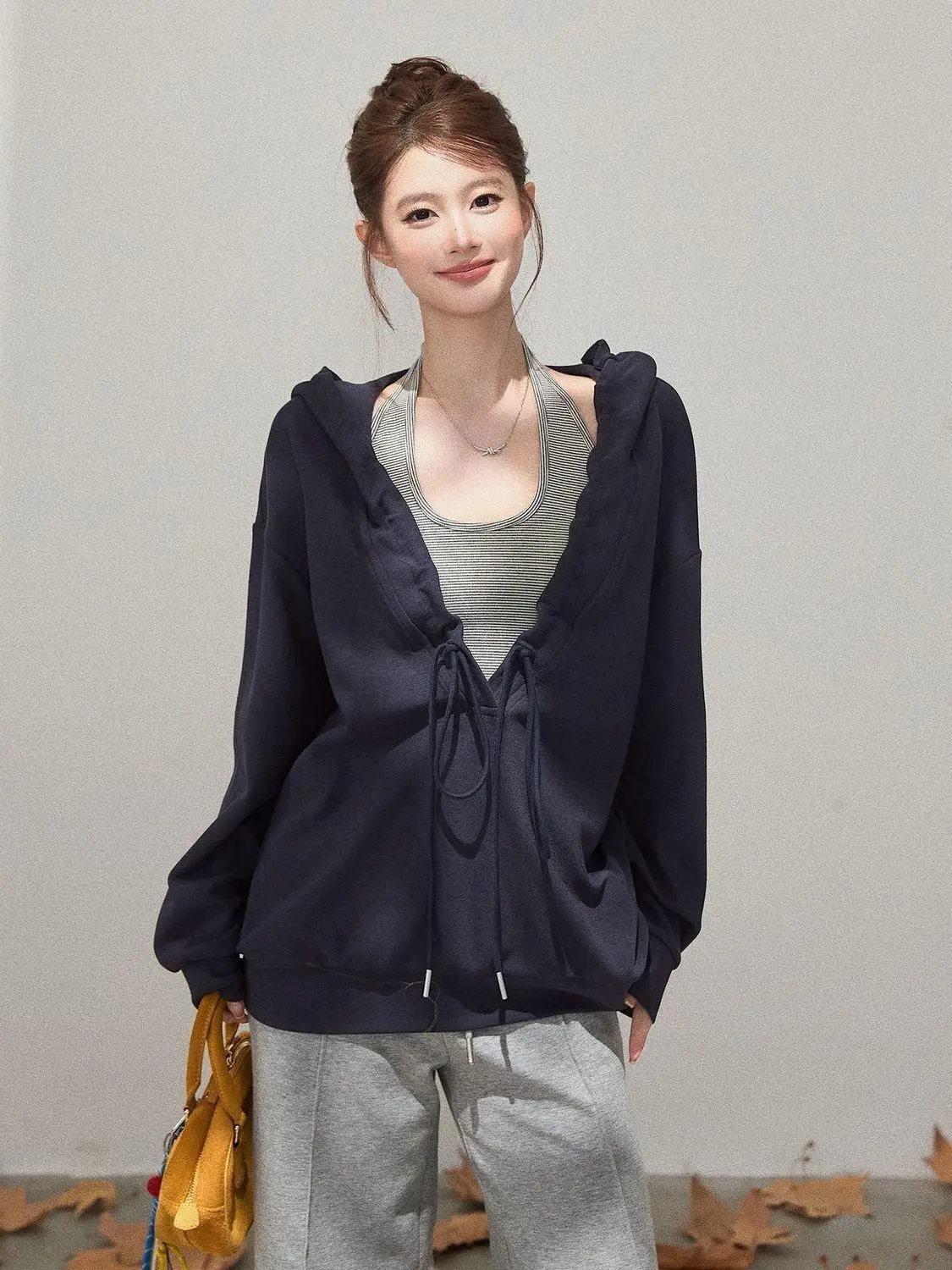 Felpa a maniche lunghe con scollo a V con cappuccio disegnato Donna Autunno Stile coreano Allentato Casual Tinta unita Top versatile