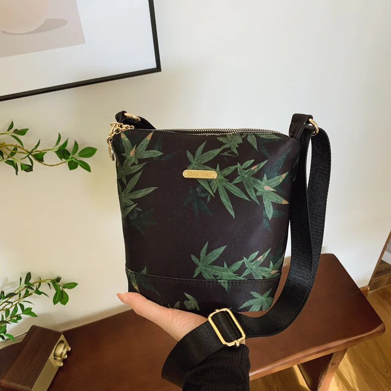 

Lightweight Waterproof Small Bag Women's New Large-capacity Fashionable Versatile Shoulder Messenger Bag