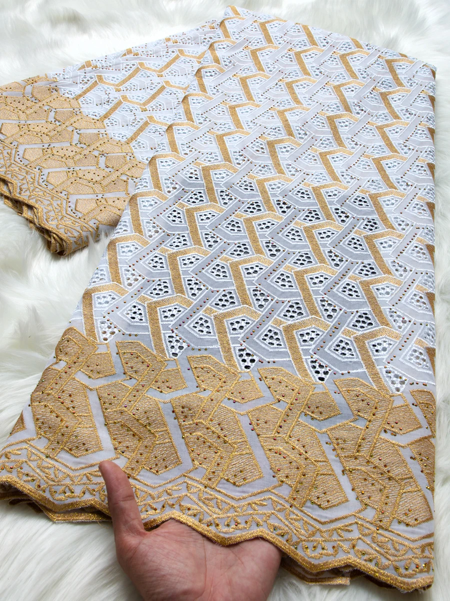 Luxuriöse Afrikanische Schweizer Voile-Baumwollspitze, Weiß & Gold Geometrisch Bestickte Spitze mit Strass für Braut- und Festkleidung
