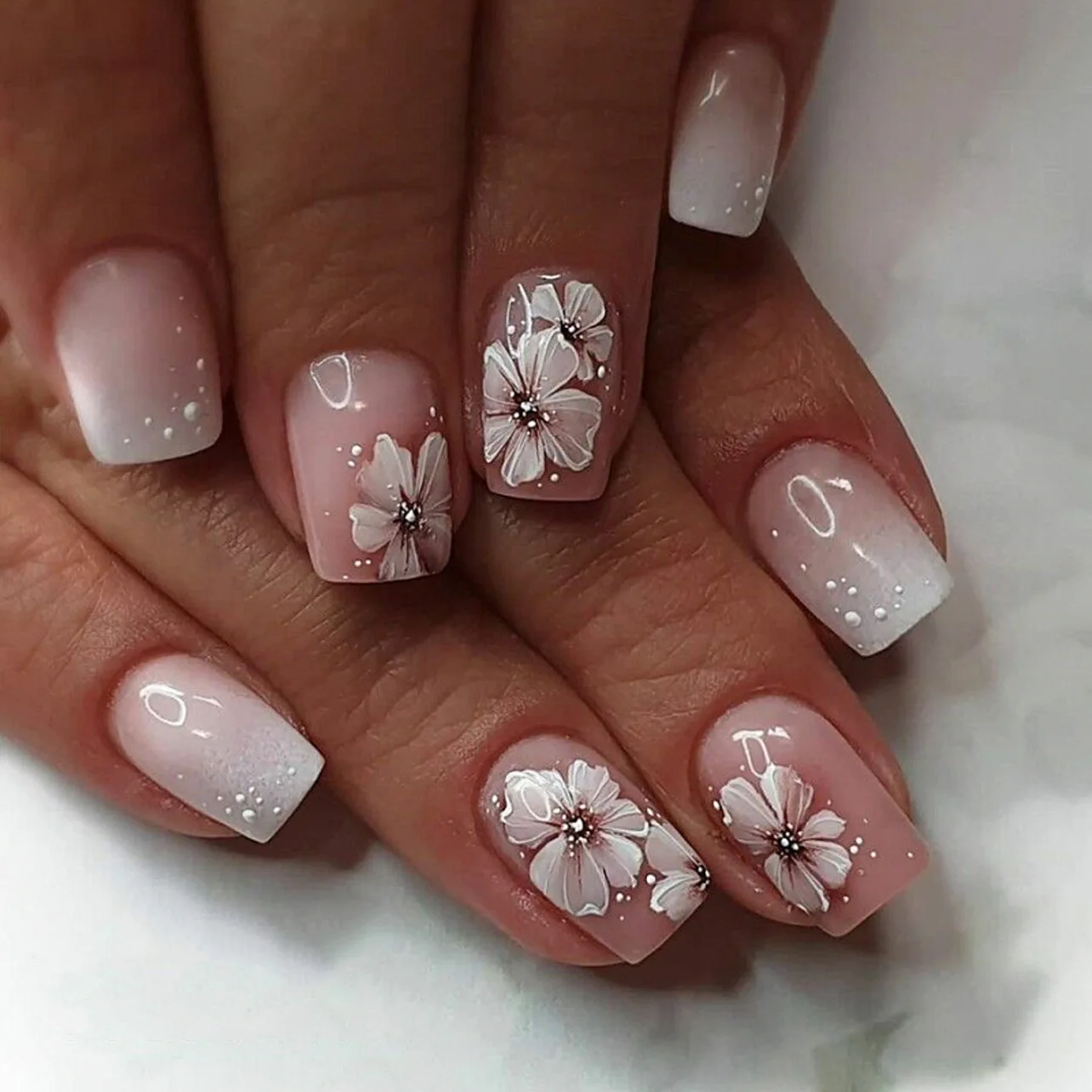 24Pcs Sweet Countryside Flowers False Nails Coffin with Jelly Glue Simple Flower Butterfly French Short Removable Wearable Nails