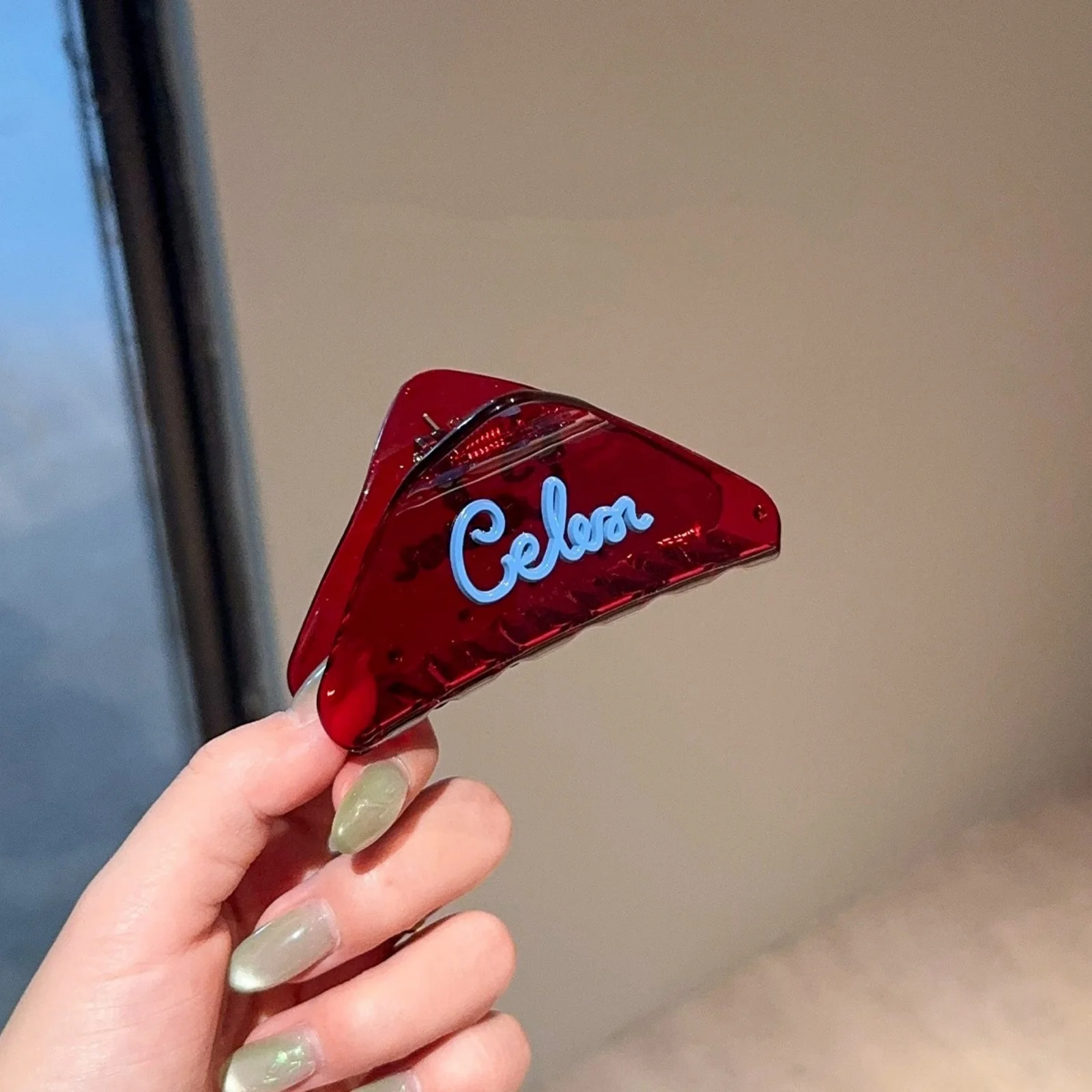 1 Stück Cuckoo Sauce Koreanischer Designer-Stil Buchstaben-Dreieck-Klauenklammer, Nischen-Original-Haifischklammer für halbhohe Frisuren, kleine Größe